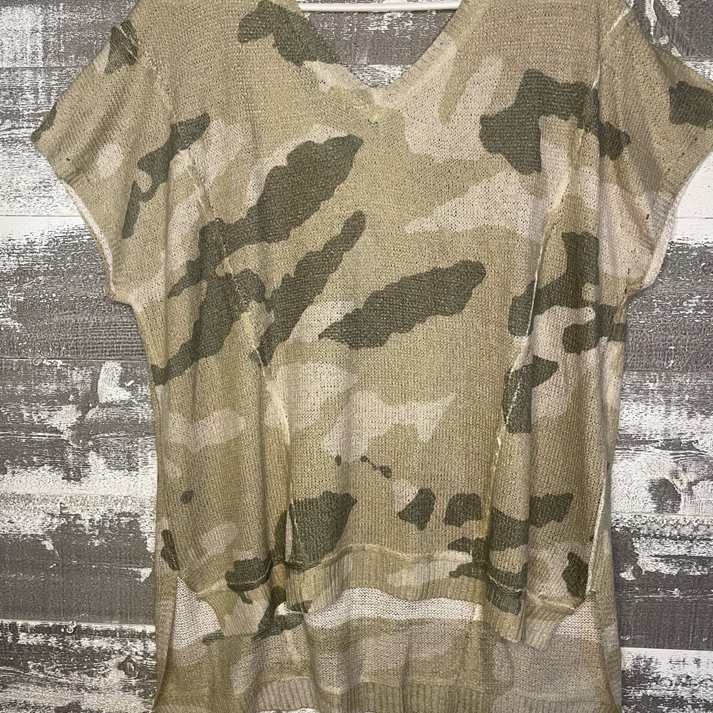 POL Short Sleeve Camo Knit Top in Olive and Tan